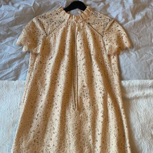 Sandro pris spets klänning beige - Säljer nu den lyxigaste klänningen från Sandro, storlek 36, så fin!