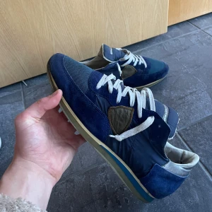 Philippe Model sneakers  - Slitna som syns bilderna, finns heller inga innersulor - Skicka meddelande vid funderingar