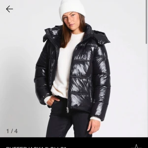 Svart pufferjacka - Snygg svart pufferjacka med glansig yta från lager 157,  säljer pga känner att den inte passar min still. Bara använd 3-4 gånger så den är som helt ny 