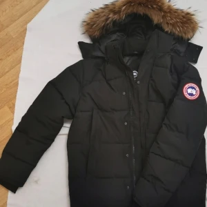 Canada Goose Wyndham Parka - Jackan är bulkig och passar som en storlek S den är helt Vattentät