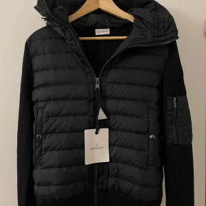 Moncler Cardigan Blå - Helt oanvänd moncler cardigan till salu i storlek L som passar både M och S perfekt. Alla tags sitter kvar helt orört, samma med påsen man fick den i.           🛑**PRIS KAN DISKUTERAS**🛑