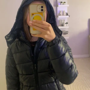 Säljer min blå lager 157 pufferjacka (nikki) - Snygg viral blå pufferjacka med huva  och dragkedja. Den är helt ny och nästan helt oanvänd. 