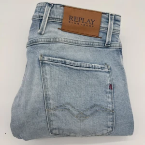 REPLAY ANBASS JEANS  - - Replay anbass jeans - Slim fit passform - Storlek W31/L32 - Nypris runt 1800kr - Kontakta för fler frågor eller funderingar // Deluxecloset