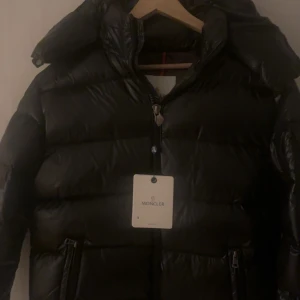 Moncler maya - Helt ny Moncler maya aldrig använt storlek 3 som motsvarar storlek L den kan även passa M.