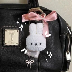 Kawaii Miffy Pouch Nyckelring 🤍✨ - Miffy Pouch med knapp som har plats för hörlurar/lypsyl/hårklämmor! Har metall hake som lätt kan hängas på väska/nyckelring! 💌 FRAKT 22KR via swish eller använd KÖP NU ☺️ Postas inom 5 dagar efter betalning! ✨ mönster: @abitgrey