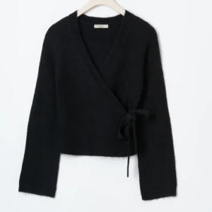 Helt ny Gina omlottkofta! - Helt ny omlottkofta MED PRISLAPPAR KVAR från Gina tricot! Helt slutsåld och väldigt eftertraktad💕säljer i fler färger och storlekar så skriv vilken ni vill ha🥰 först till kvarn!