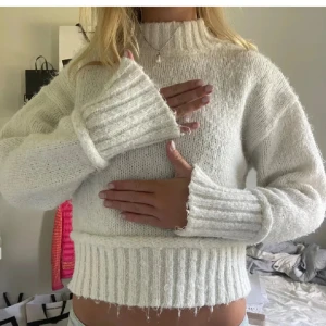 Vit stickad tröja - Mysig vit stickad tröja med ribbade muddar och hög krage. I bra skick!! 