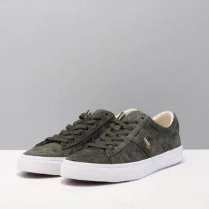 Gröna sneakers från Polo Ralph Lauren - Säljer dessa snygga gröna sneakers i mocka från Polo Ralph Lauren! Använda endast två gånger då de är för små i storleken☺️