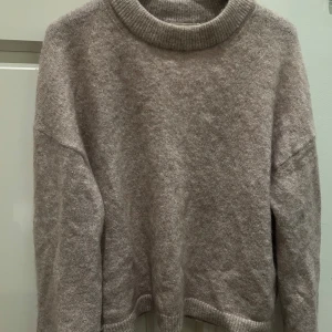 Mohair tröja - Stickad tröja från HM i mohair. Passar till allt och är jättemysig. 