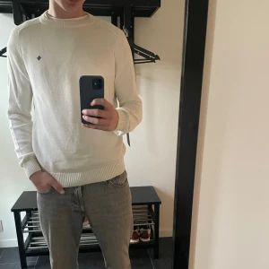 Vit stickad Morris tröja  - Säljer min ljusa stickade Morris tröja då den börjar bli för liten. Bra skick och inga skavanker. Nypris: 1899kr