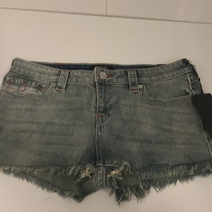 Helt nya jeans shorts från True Religion - Snygga lågmidjade jeansshorts från True Religion😍Aldrig används och helt nya med pris lapp kvar💕 säljer pga att de är förstora. pris kan diskuteras🥰W31 (skriv för mer bilder)