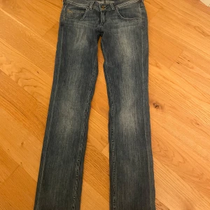 Lågmidjade jeans  - Lågmidjade jeans från Lee💕jeansen är i jätte bra skicka och har bara används någonstans gånger