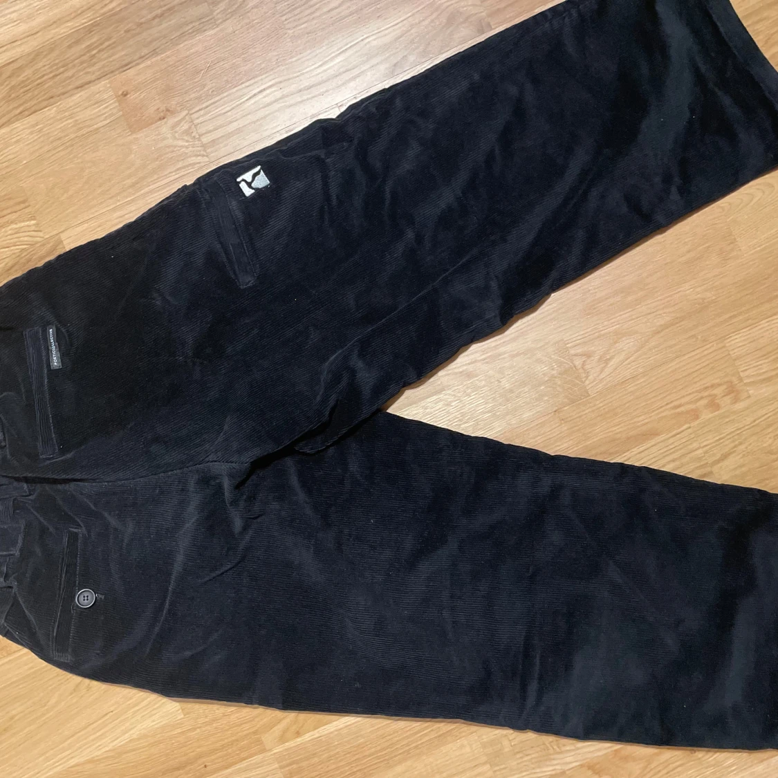 Svarta manchesterbyxor från Poetic Collective - 90