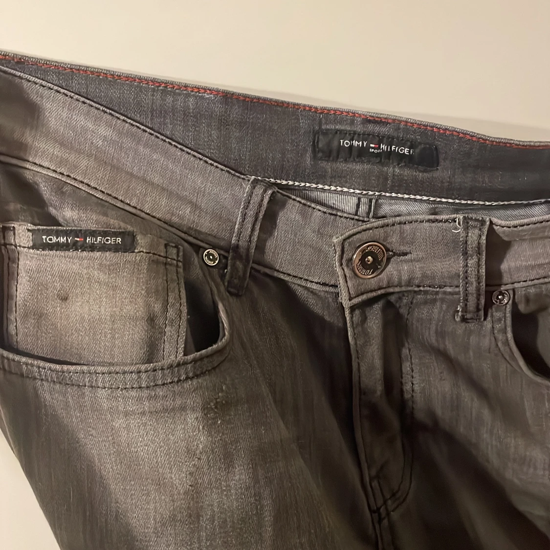 Grå jeansbyxor från Tommy Hilfiger - 93