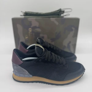 VALENTINO ROCKRUNNERS  - - Valentino Rockrunners- Skick: 9,5/10 - Tillbehör: Box - Storlek 40 sitter som 41 - Nypris ca 7500kr // DeluxeCloset