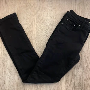 Svarta jeans från Morris - Säljer ett par svarta Morris jeans i mycket bra skick. Modellen är slim fit