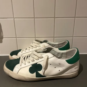 Vita och gröna sneakers från The Gallerist - Snygga vit/gröna skor från the gallerist. Skorna är i perfekt skick förutom lite skada längst bak under skon där med priset. Priset går att diskutera vid smidig affär. 