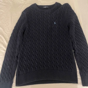 Svart stickad tröja från Ralph Lauren - Tja, de är barn storlek L men stickad brukar ändra storlekar min vän har storlek S och den passar honom 