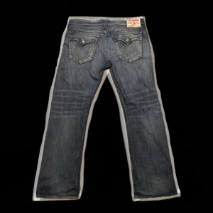 True Religion jeans! - True Religion jeans i modellen Ricky!                           W40/51 cm i midjan                                                                            115cm långa                                                                    25cm i benöppningen.                                                        _.                                                                                     Priset kan diskuteras vid snabb affär och skriv gärna om frågor eller fler bilder! 👖.               