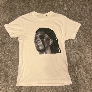 Tshirt  - Young thug size Xs sitter som S anvönd under en photoshoot drf billigare pris 