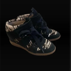 Isabel Marant skor  - Snygga och unika "Bobby" Isabel Marant skor med zebramönster. Perfekta för att göra en basic outfit cool. VÄLDIGT bra skick. Köpta för 6500kr.