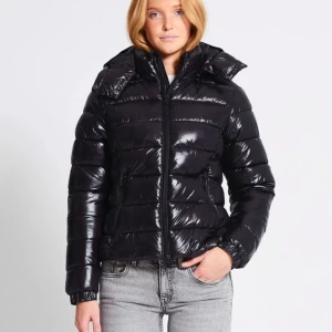 Svart kort pufferjacka 'Nikki' - Snygg och glansig svart pufferjacka.