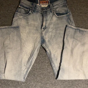 Levi's 569 Loose Straight Jeans - Säljer ett par Levi's 569 jeans i en ljusblå tvätt. De har en loose straight passform och klassiska femficksdetaljer. Perfekta för en avslappnad stil. Lite långa på mig som är 160 ungefär men om man orkar sy upp elr bara vika upp så skulle dom absolut funka❤️Dom är högmidjade men om man har chansen så kan man sy om dom❤️De är inte nyköpta men har inte använt dom köpte de på second hand❤️