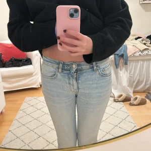 Ljusblå bootcut jeans - Säljer ett par ljusblå lågmidjade bootcut jeans från Gina tricot. De har jätte snygg passform men är tyvärr för korta på mig så därför säljer jag de❣️❣️