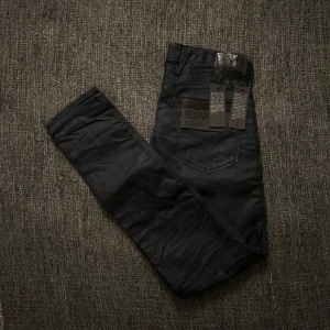 Replay Anbass - Säljer dessa helt nya Replay Anbass Jeans. Storlek || 30/32 || Färg: Svart || Skick: Nyskick 10/10 ||