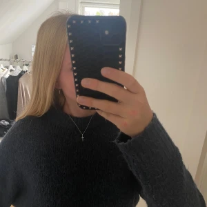 Mörkblå stickad tröja - Säljer en mysig mörkblå stickad tröja med långa ärmar. Perfekt för kyliga dagar och ger en avslappnad look. Tröjan har en enkel design som passar till det mesta. Hör av dig vid intresse!