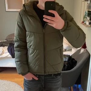 Pufferjacket vinterjacka grön - Hej, säljer nu min feta vinterjacka/pufferjacket från ICHI som passar storlek XS. Jag är ca 172cm lång. Den i i snygg grön färg och passar till allt, varm och skön. Inga defekter, bra skick. Mvh Ture