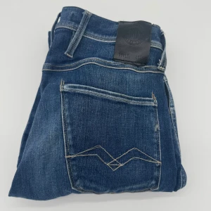 REPLAY ANBASS JEANS  - - Replay anbass jeans - Slim fit passform - Storlek W30/L32 - Nypris runt 1800kr - Kontakta för fler frågor eller funderingar // Deluxecloset