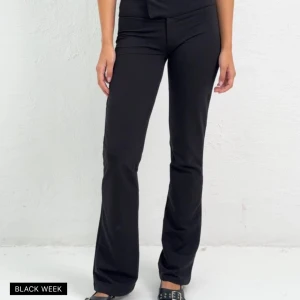 Svarta byxor från Nelly - Snygga svarta byxor från Nelly i storlek 44. Byxorna har en tight passform och är perfekta för en stilren look. De har en klassisk design med knappar och dragkedja framtill.