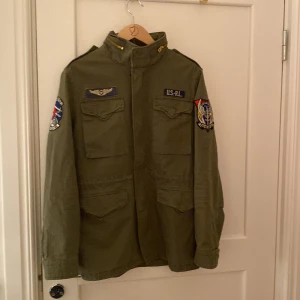Ralph Lauren feild jacket  - Säljer den här feta Ralph Laurent Field jacket i en still ren grön färg 🎨 insperarad av den Marcus Rolf brukar rocka 🤩ny pris runt 6000 mitt pris 3000 🤙helt ny aldrig änvänd 🤯den  passar perfekt för mig som är 180 så den är typ small till medium mvh frank 