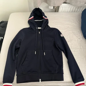 Moncler kofta  - Storlek S, använd 1-2 gånger nytt skick 