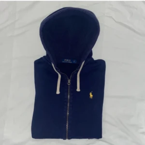 Ralph Lauren Zip Hoodie - Skick: 8/10 | Storlek S men passar XS, modellen är 170 | Pris kan diskuteras