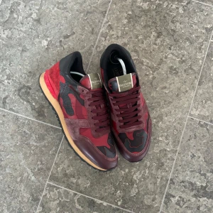 Valentino Rockrunner - Säljer ett par sjukt schyssta valentino rockrunners | skick: 9/10 | storlek: 43 | OG: inget | pris: 2499kr, nypris: ca 8000kr | Perfekta nu till vintern | frågor? Tveka inte på att kontakta oss.