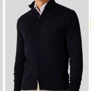 Mörkblå merino  kofta med dragkedja - Snygg och stilren svart kofta med dragkedja. bekväm passform. Liten i storleken är egentligen L men passar M. Nypris på volt 1099. Tröjan är använd men i väldigt bra skick.