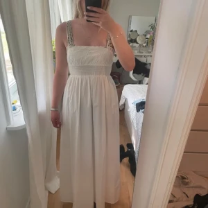 vit långklänning från zara  - en klänning som endast är testad från zara, väldigt fin men gillade inte hur den satt på mig 