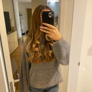 Grå stickad hoodie från Even&Odd - Mysig grå stickad tröja från Even&Odd med en avslappnad passform. 🥰🥰Vet inte storlek men passar på mig som vanligtvis har s i toppar!