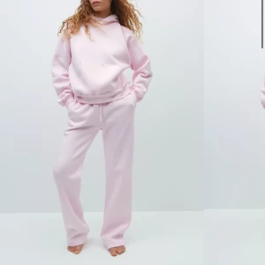 Rosa mjukisbyxor - Säljer ett par bekväma och stilrena rosa mjukisbyxor med snörning i midjan. Perfekta för en avslappnad look.