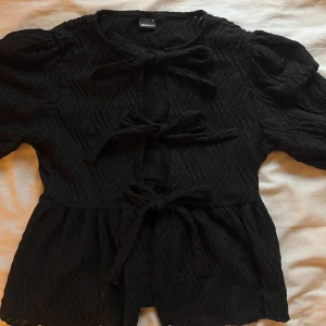 Söt topp Gina Tricot - Jättesöt topp med knytdetaljer från Gina Tricot i storlek S. Knappt använd!