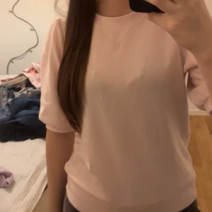 Kortärmad tröja  - En rosa kortärmad tröja från Lager 157. Storlek s, säljer för att jag inte tyckte den satt så särskilt fint på mig.