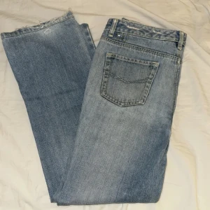 Lowrise bootcut jeans y2k  - Snygga lowrise ljus blå jeansbyxor med klassisk femficksdesign och knappgylf. Perfekta för en y2k stil.🤍 lite bootcut. Innebenslängd 71,5 cm,  39 cm ovanför höfterna 