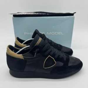 PHILIPPE MODEL TRPZ - - Philippemodel TRPZ - Skick: 9/10 - Tillbehör: Enbart skorna - Storlek 42, sitter mer som 43 - Nypris ca 3700kr // Deluxecloset