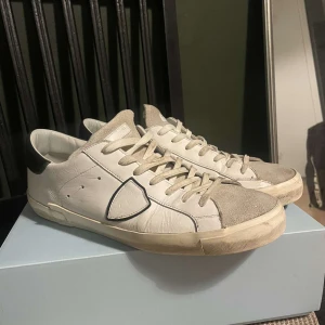 Philippe Model skor - Tja! Säljer dessa as snygga Philippe model skor. Skicket är 7/10 inget större fel på dom. Hör av dig vid minsta fråga eller fundering. Priset är inte hugget i sten! 