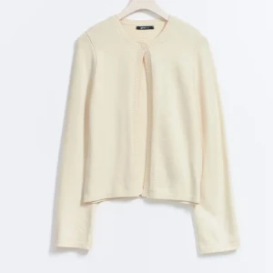 Beige kofta från Gina Tricot - Säljer en stilren beige/vit kofta från Gina Tricot. Knappt använd, inga defekter!