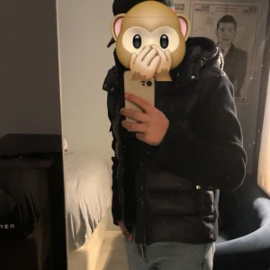 Moncler Down Tricot Cardigan - Navy Blue - En fett snygg jacka med stickade ärmar och en skön dunjacka till salu som är gjort av märker moncler jackan är i ganska bra skick och är riktigt varm. För en bättre peng får du en bättre jacka. Kvitto finns kostade $994 vilket är 10 909,78 SEK. Storlek 2 vilket är M passar även S väldigt bra