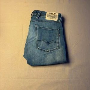 Replay Anbass  - Ljusblå Replay Anbass jeans i jättebra skick | storlek 32/32