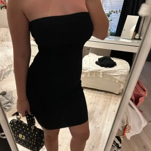 Off shoulder klänning  - Så fin midi klänning, inga axelband. I super fint skick!! Står L på lappen men skulle absolut säga mer s/m!! 🥰 den är i super fint lite tjockare ”ribbat” material. Perfekt till vardags, fest eller nyår!!